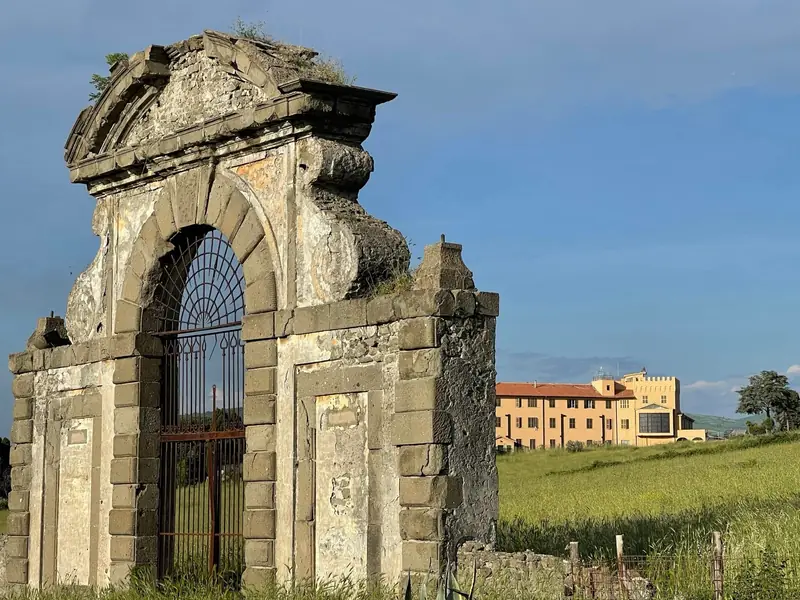 L’arco antico nel parco della struttura
