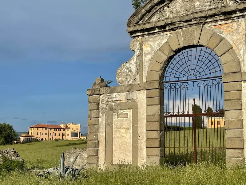 L’arco antico nel parco con vista sulla villa