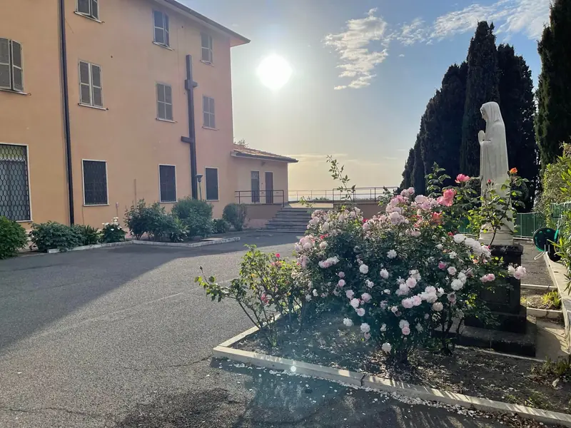 La facciata della casa di riposo con il roseto