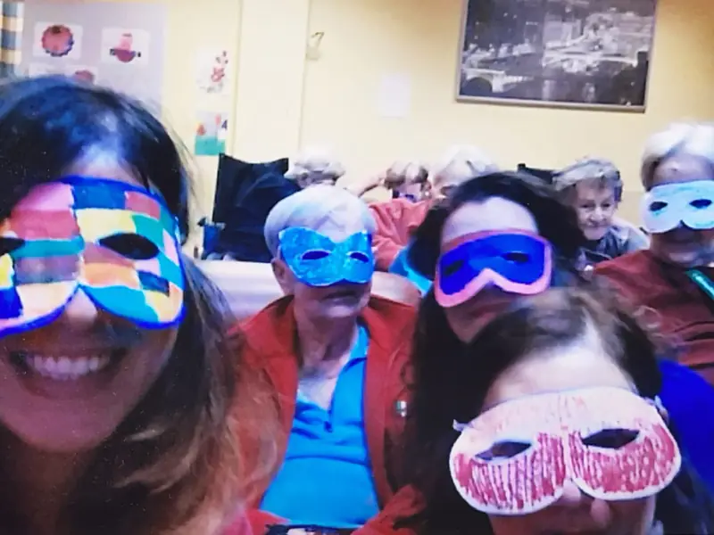 Ospiti e personale alla festa di Carnevale