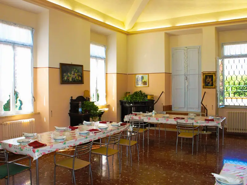 La sala da pranzo apparecchiata