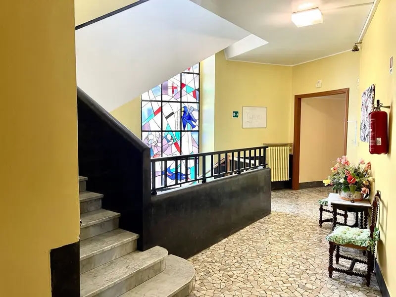 Lo scalone interno con la vetrata