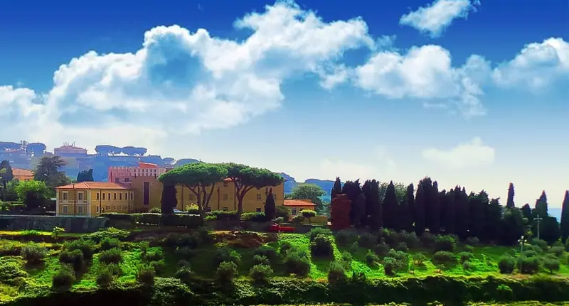 La casa di riposo vista dall’esterno, immersa nel verde dei Castelli Romani
